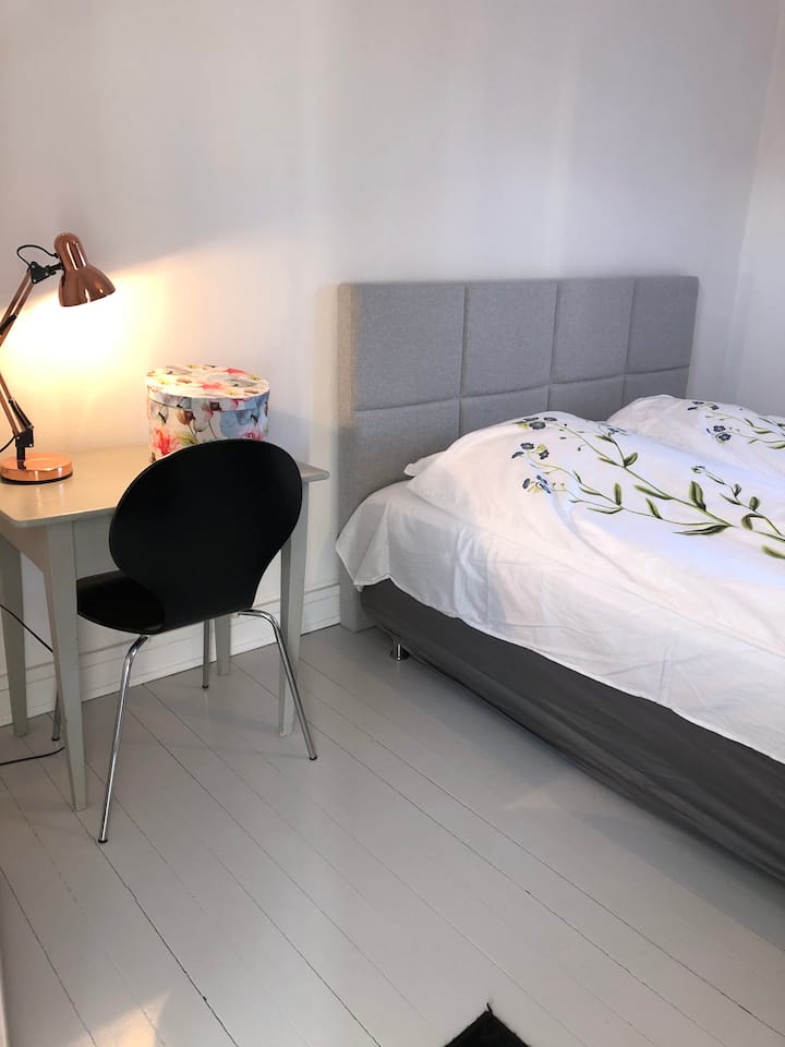 180 x 200 seng på værelset nedenunder