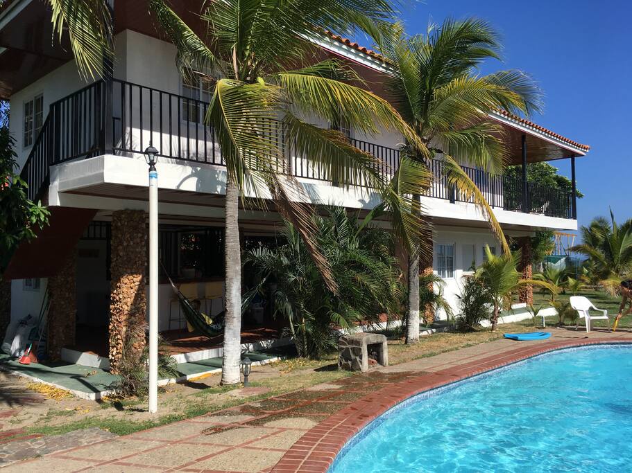 Se alquila casa entera frente al mar de 3 recámaras muy cómodas con vista la mar, y acceso directo a la playa.