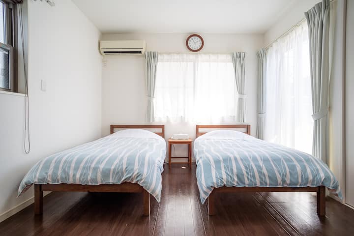 柔らかな光の差し込む寝室　
シングルベッド２台