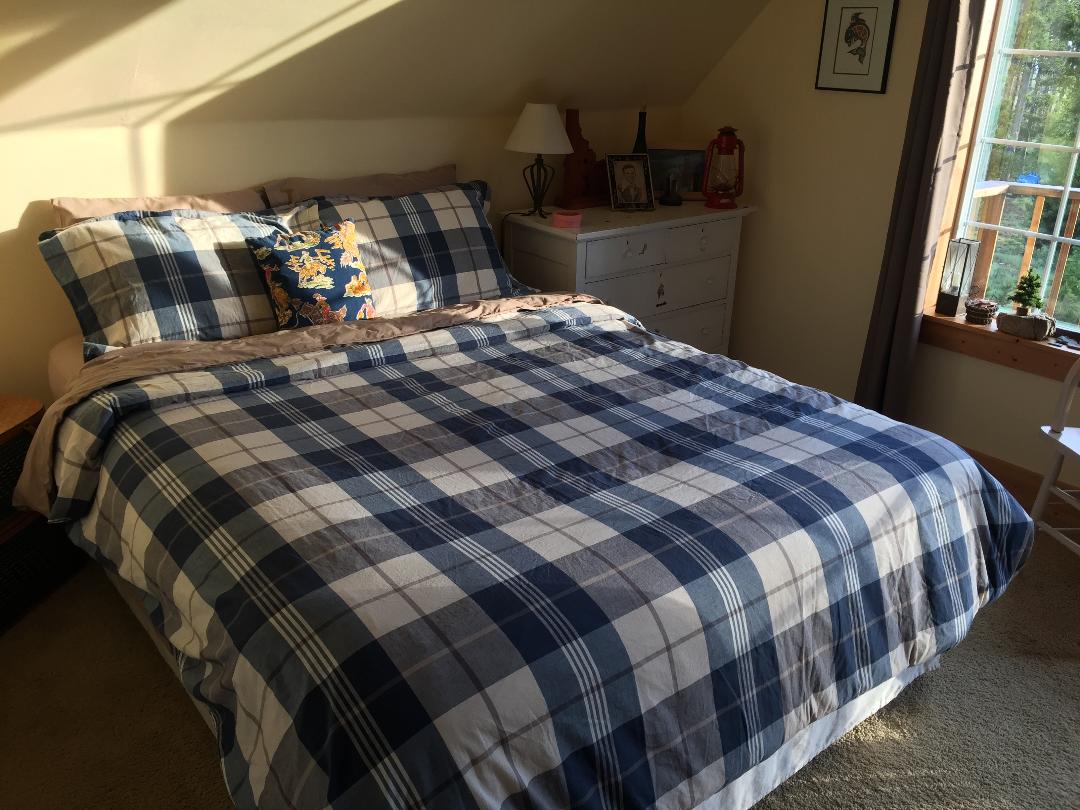 غرفة نوم كبيرة في الطابق العلوي بسرير بحجم كبير وباحة خاصة.