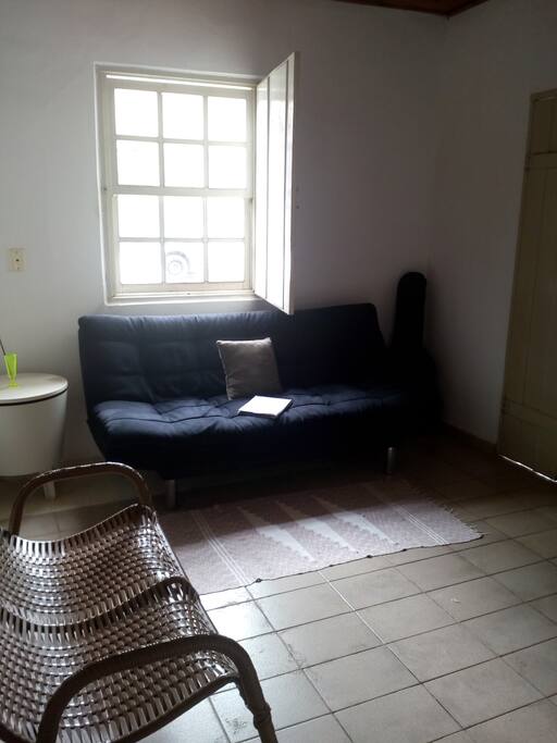 Sala com sofá cama