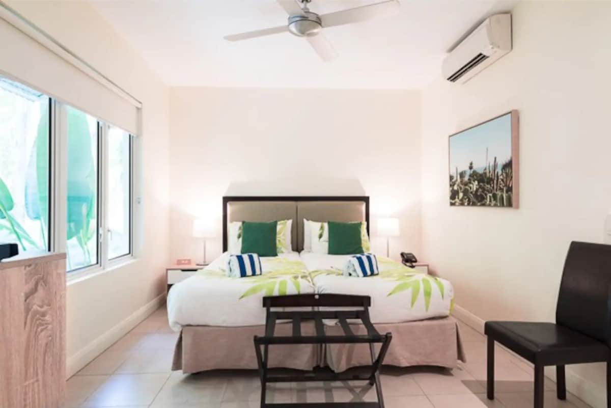 Დაისვენეთ მეორე საძინებელში, დააყენეთ ორი ერთადგილიანი საწოლით, რომელიც მოთხოვნისამებრ შეგიძლიათ შექმნათ დიდი ზომის საწოლის შესაქმნელად. Ჭერის ვენტილატორებისა და კონდიცირების კომბინაცია კომფორტულ ტემპერატურას ინარჩუნებს. 