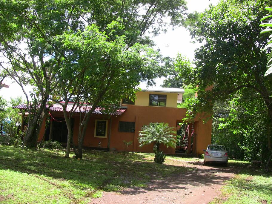 vista del jardin de entrada