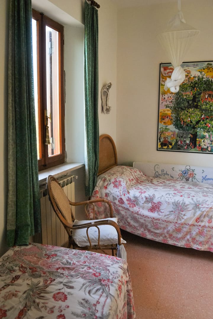 חדר עם 2 מיטות יחיד - קומה ראשונה - נוף לגבעה