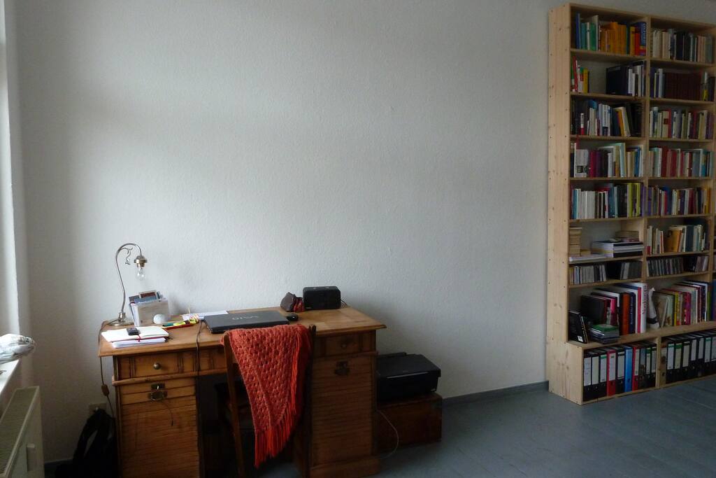 Schreibtisch am Fenster