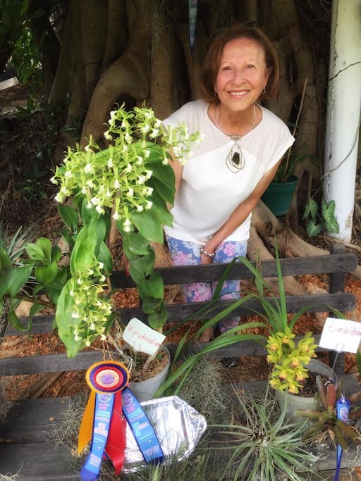 Meet your host: Mery! She an orchid cultivator, winner of several prizes. Here she is with an native orchid type in danger of extinction she is helping to preserve.
