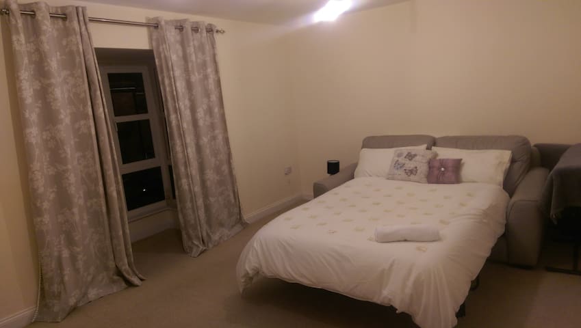 Spacious Double Room in a Friendly Family Home