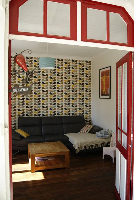 L'entrée dans la maison par la petite véranda