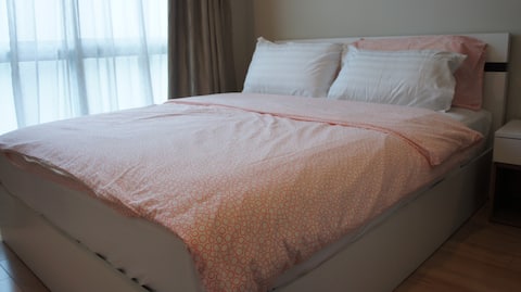 4 min/300 meters away from Huai Khwang MRT station