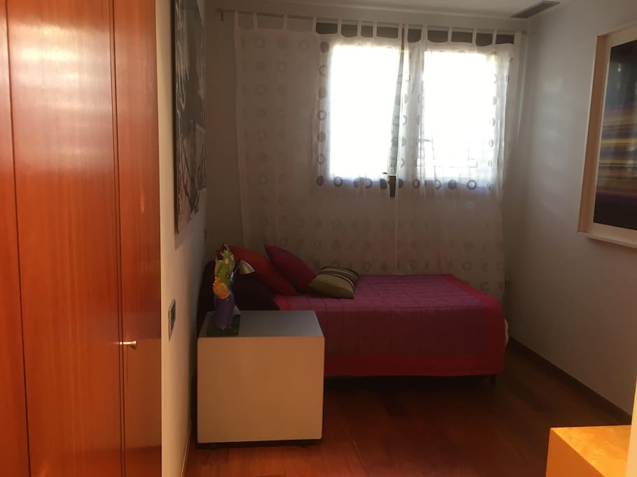 Acogedora habitación con cama nido para dos personas.