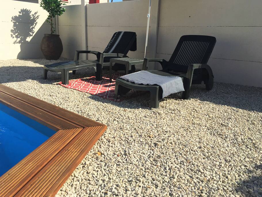 Transat au bord de la piscine