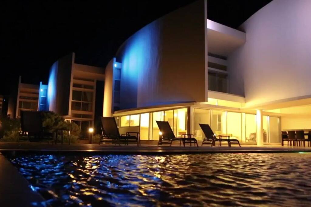 Casa Principal con las hermosas villas con vista al mar// Main House with beautiful Villas with ocean view.