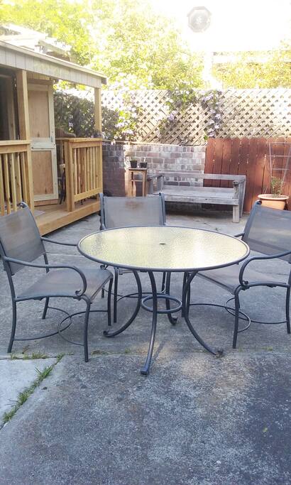 Guest dining set.
