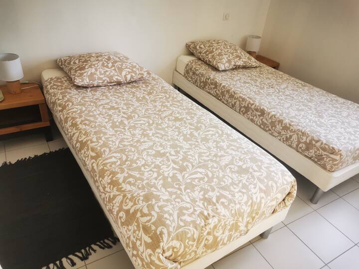 3号卧室：两张90 x 200的床。
可以把它们放在一张180 x 200的加大双人床上。