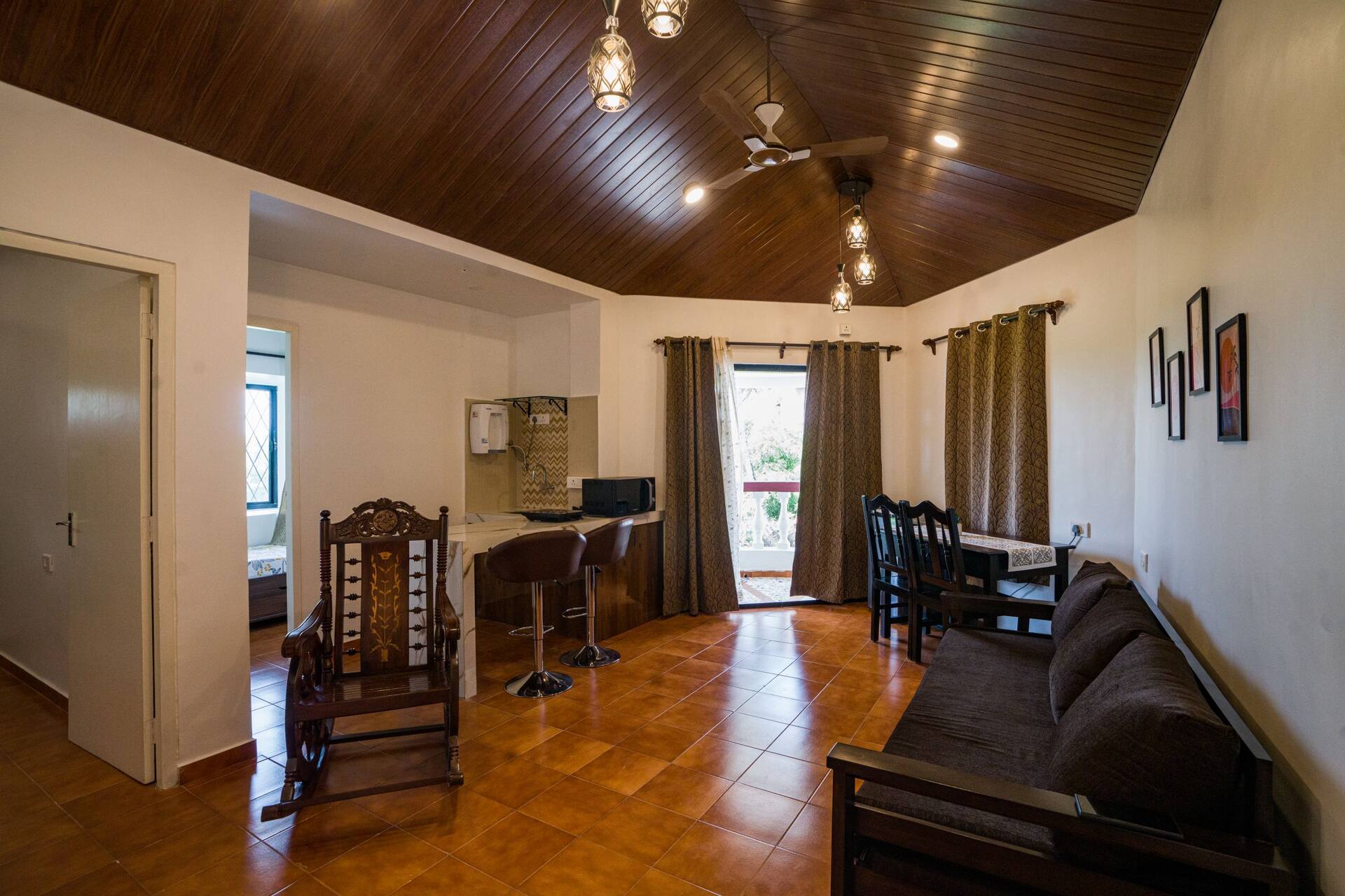 Modern & comfy 2BHK apartment by the beach
