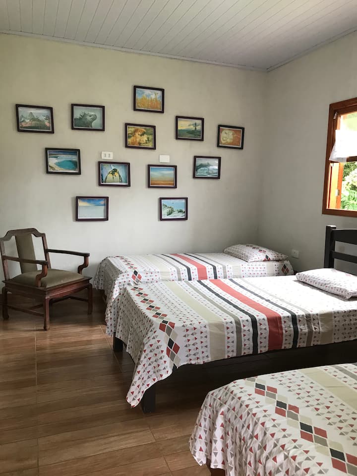 Quarto com três camas