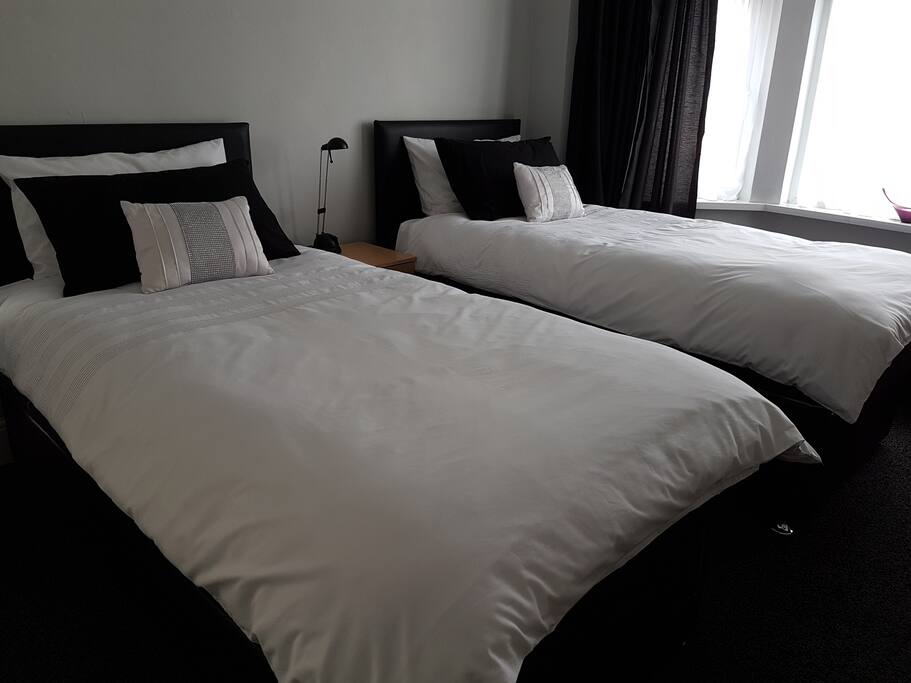 Alternative twin beds in the main bedroom