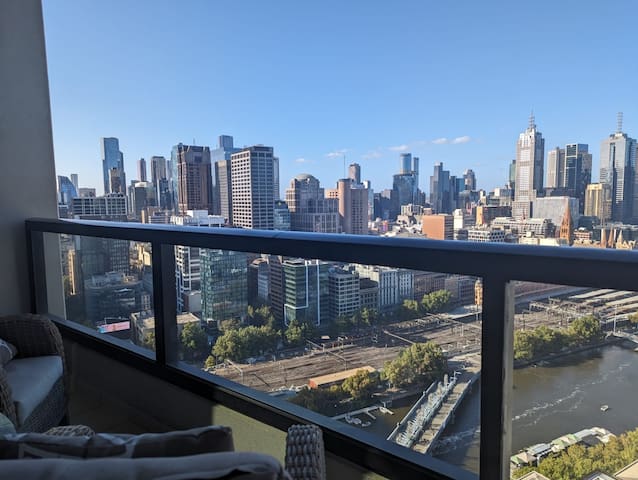 Luxury City Views on 32nd floor with 2 car parks