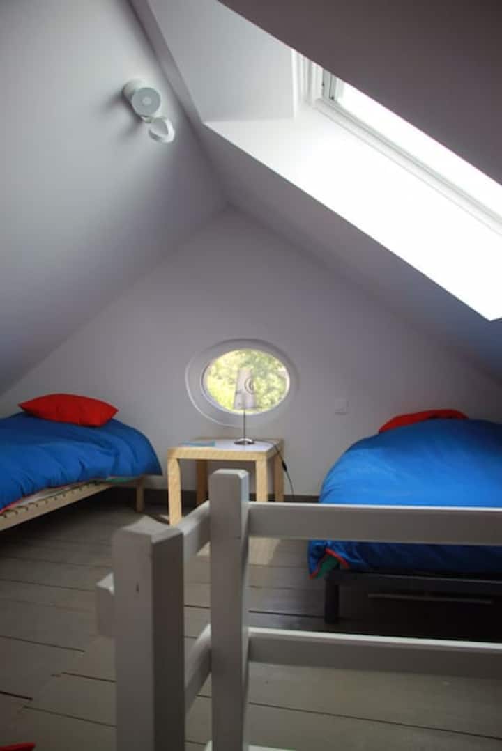 "ห้องใต้หลังคา" ห้องนอนใต้เนินเขาโปรดแจ้งให้เราทราบหากคุณต้องการพักที่นั่นสำหรับ 3 คนหรือ 2 คน เข้าถึงได้โดยบันไดสเต็ปปิ้งแบบญี่ปุ่น (ค่อนข้างชัน)