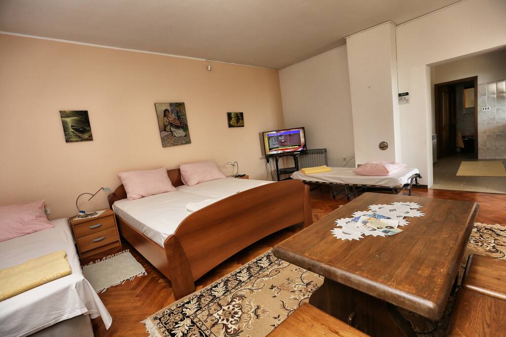 Plasma TV (2 single beds+king size bed+baby crib)