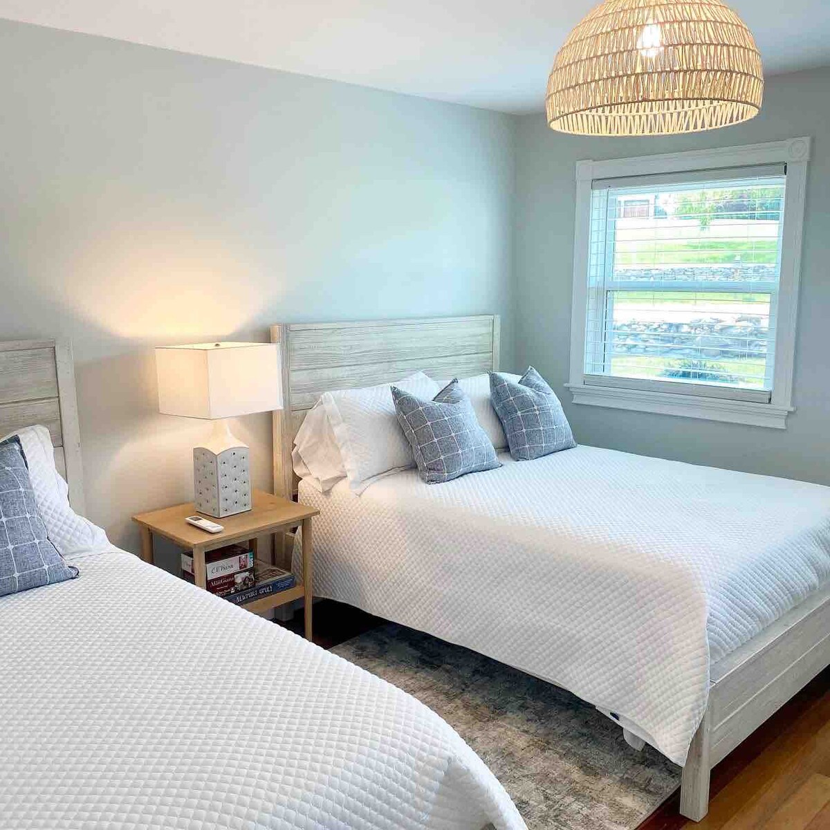 一楼卧室配有一张全尺寸和一张单人床。走廊有共用浴室，带立式淋浴间。