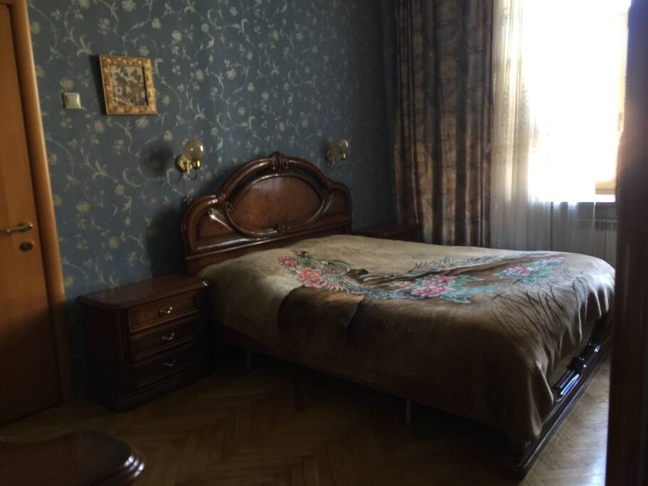 A cosy master badroom with a kingsize bed