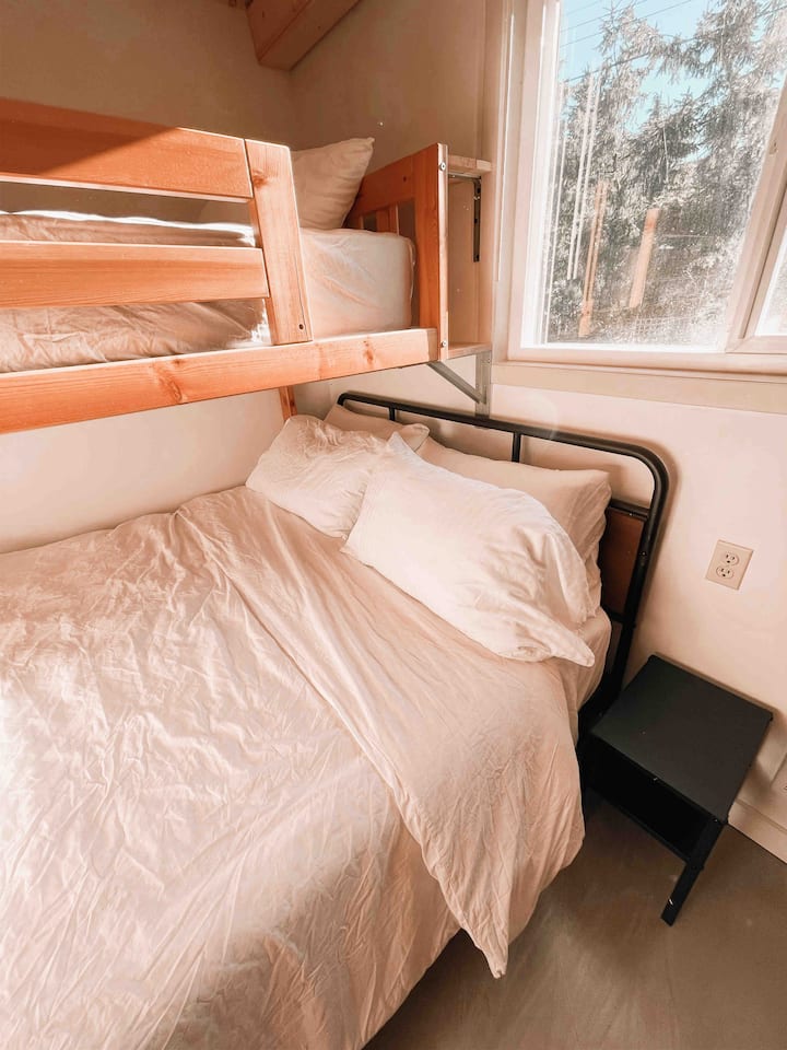 קווין/באנק מס '3
החדר הזה מתאים ל -2 אנשים על הדרגש התחתון, ואחד למעלה. כמו שאר החדרים, יש מצעים איכותיים ומזרנים חדשים. נוף לגינה.