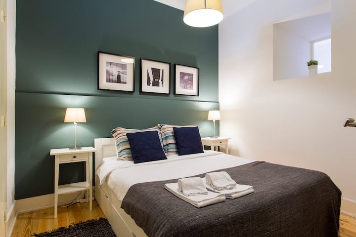 1 letto matrimoniale e un altro letto con un cassetto sotto il letto matrimoniale (2+1 posti letto) 