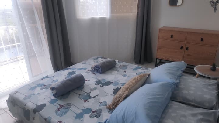 Dormitorio 1 con cama doble de 160 cm por 200 cm, vestidor y cómoda para guardar sus pertenencias, vistas a la piscina y al mar, sábanas y toallas incluidas 