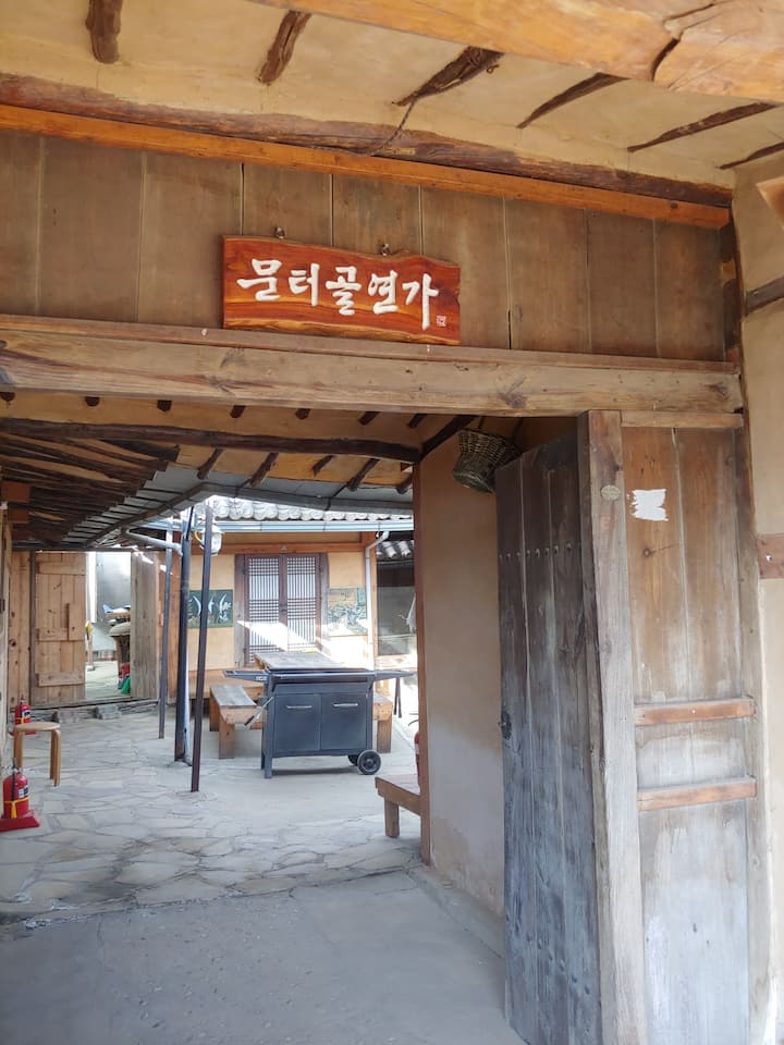 A private house for many people to gather and play (main house + separate building), 4 people…