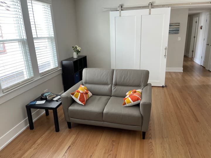 2nd Floor In Law Suite With Separate Entrance. - Chicago, IL