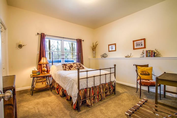 Спалня 4, двойно легло.  Долно ниво, 10 - футови тавани, бюро, голям килер и хубава гледка от всички прозорци.