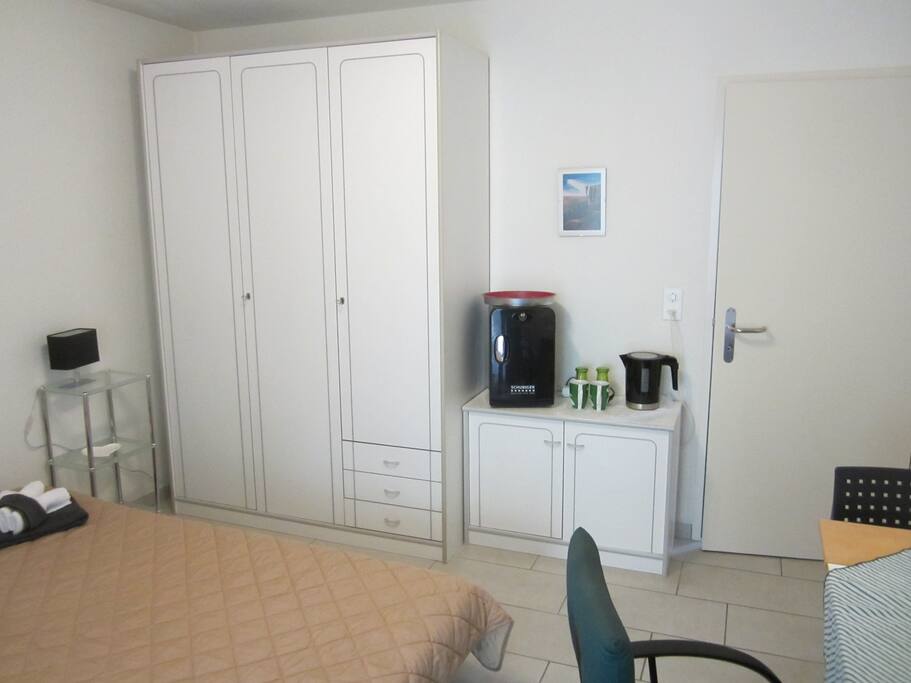 Wasserkocher, Mini-Kühlschrank, TV