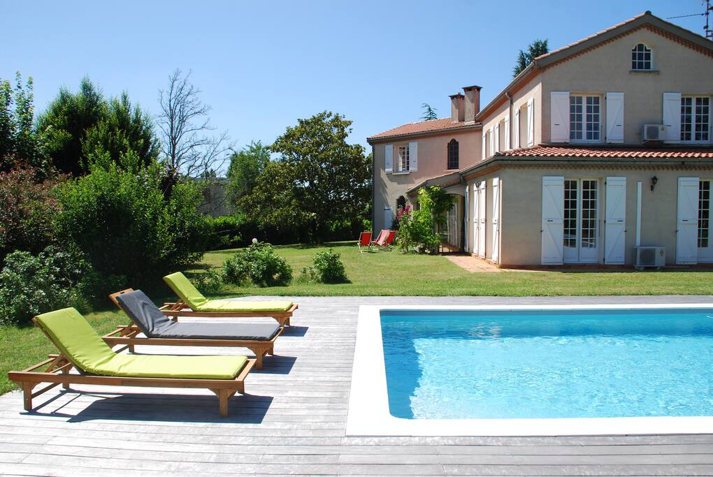derrière la piscine le salon , au dessus la chambre et salle de bain parents. La lucarne est dans le grenier