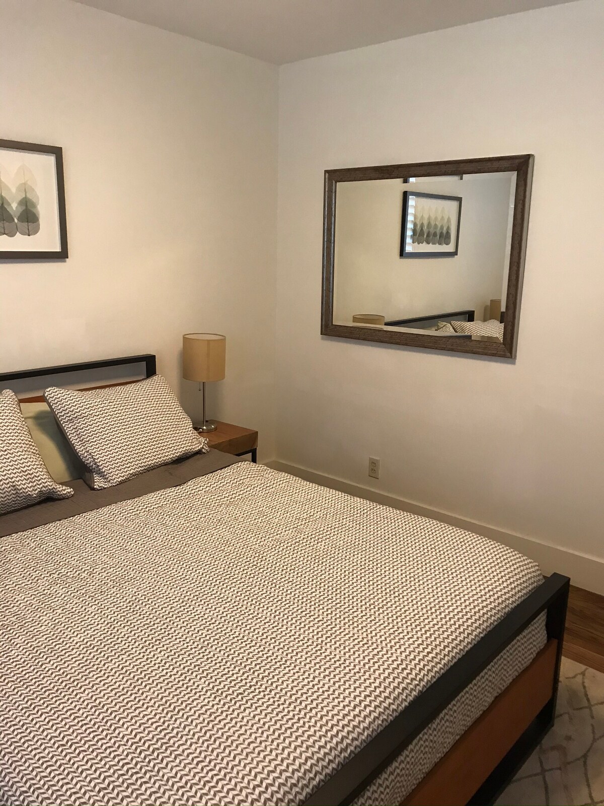 标准双人泡绵床垫。  