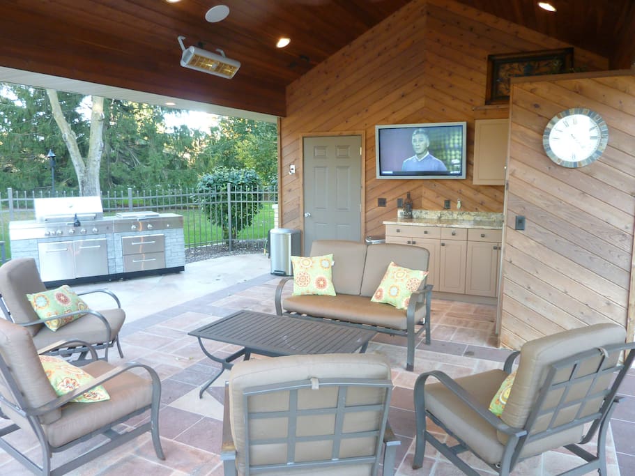Pool House w/ TV, Refrigerator and large Gas Grill