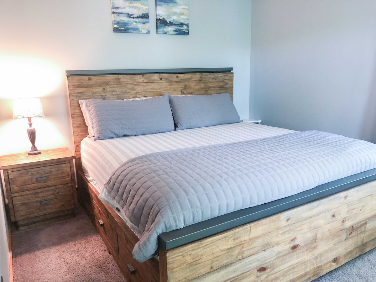 Spavaća soba na glavnom katu: bračni krevet (širine