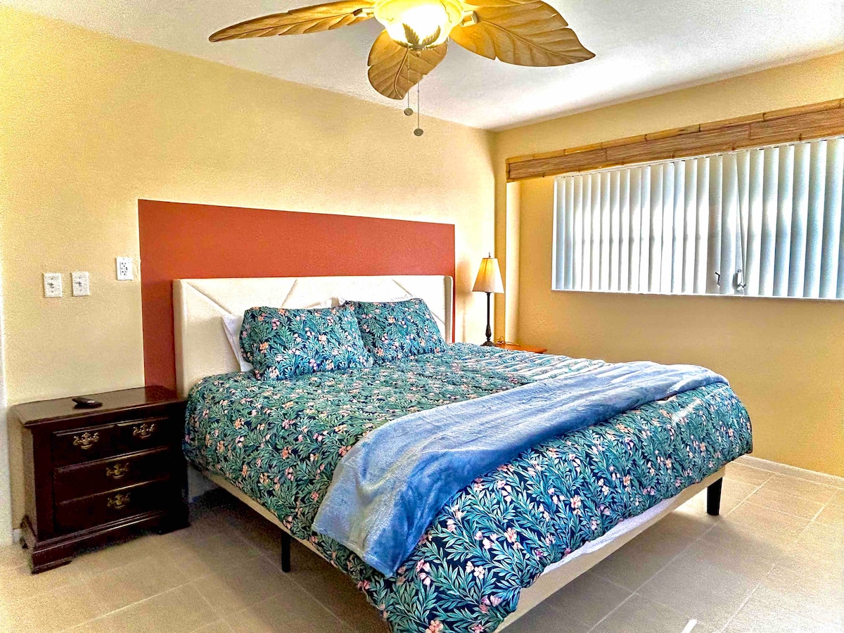 Amplio dormitorio principal con colchón de lujo de primera calidad, edredón muy suave y sábanas con edredón lleno de plumas para una noche de descanso relajante acompañado de una manta de terciopelo. Baño grande en suite adjunto con ducha de pie. Amplio vestidor. 