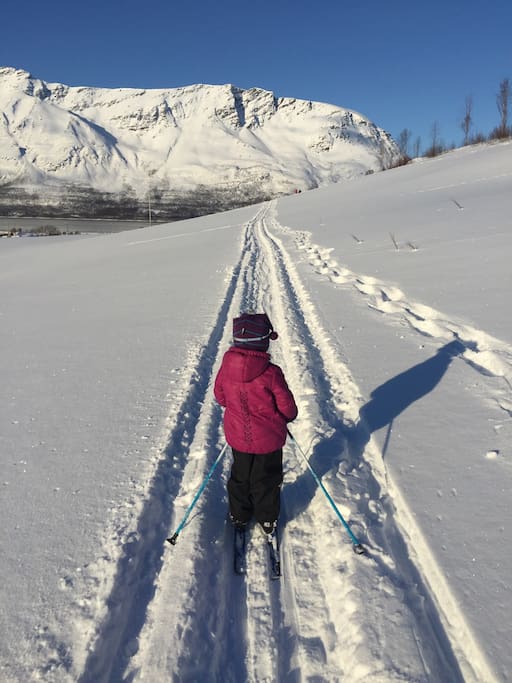Fantastiske muligheter for korte og lange skiturer. Here we have really good possibilities for short and long skiing-trips, both cross-country and downhill.