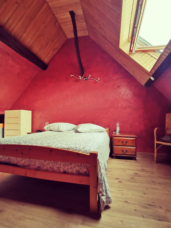 dhomë gjumi e madhe, velux me grilë elektrike, ajër të kondicionuar , krevat fëmijësh