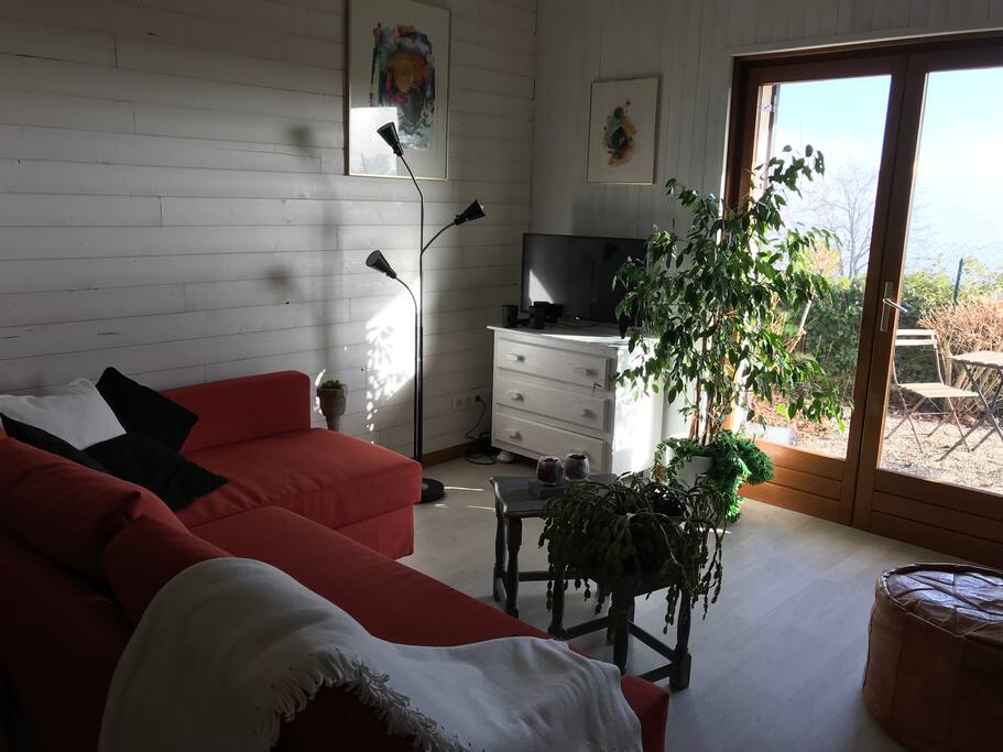 Côté salon avec vue sur la ville