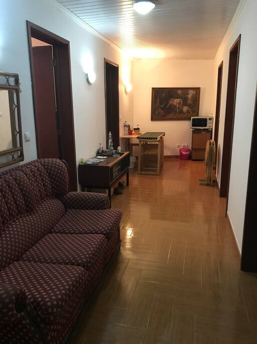 Entrada do 1°piso , 2 sofás disponíveis. Um deles faz cama.