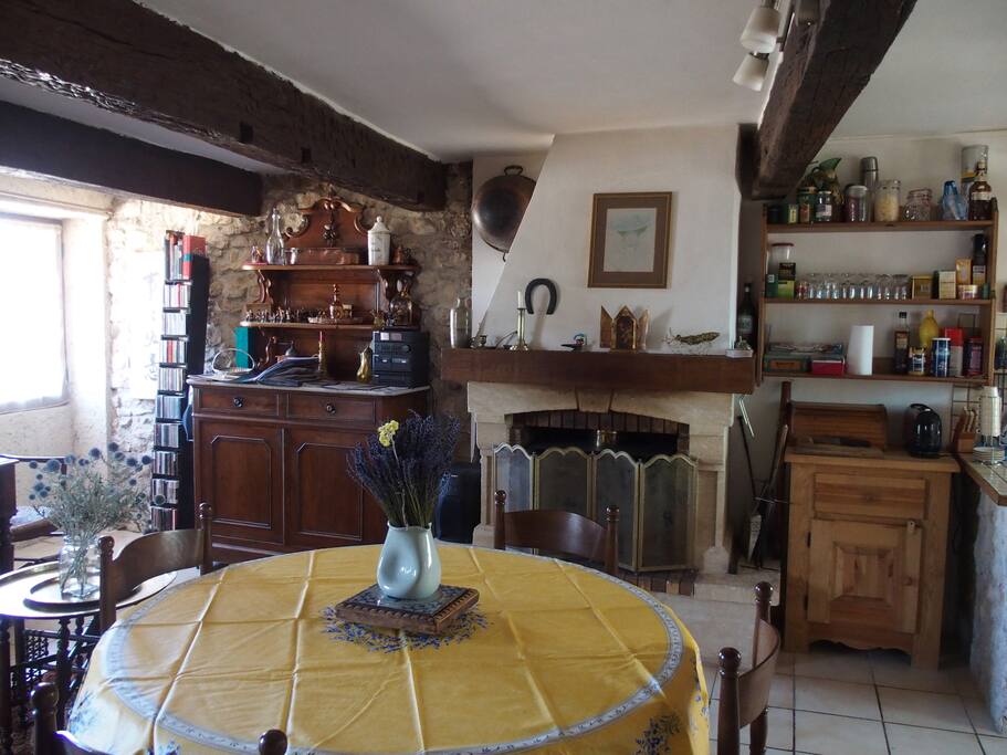 Séjour côté cheminée