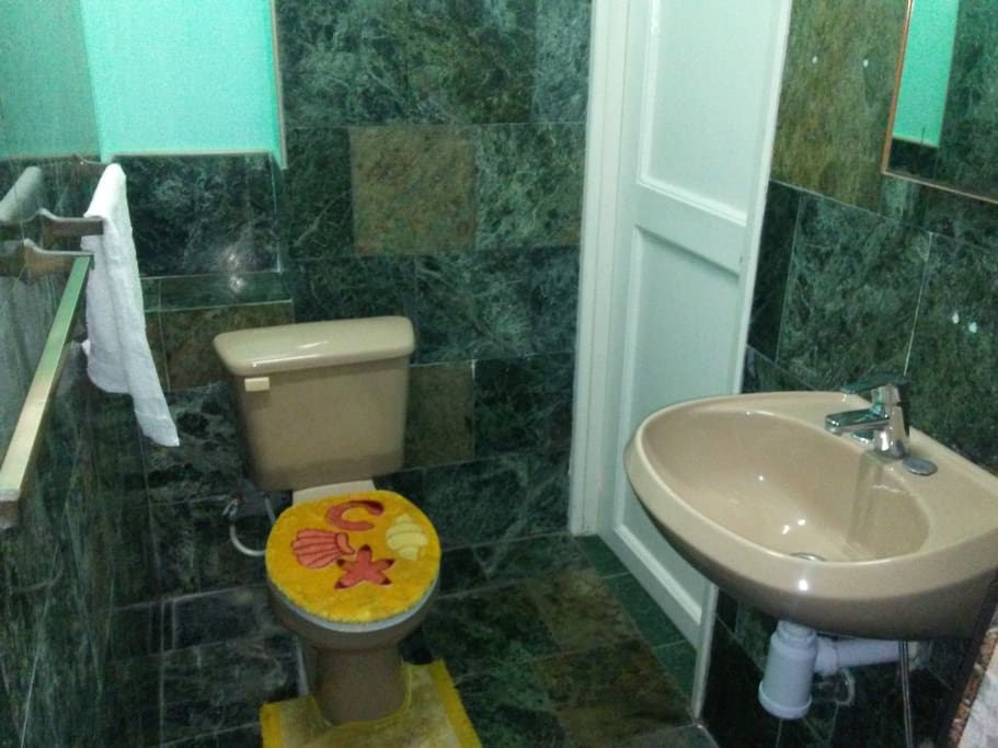 Baño independiente con todo lo que usted necesita. Independent bathroom with all that you need for a good stay.