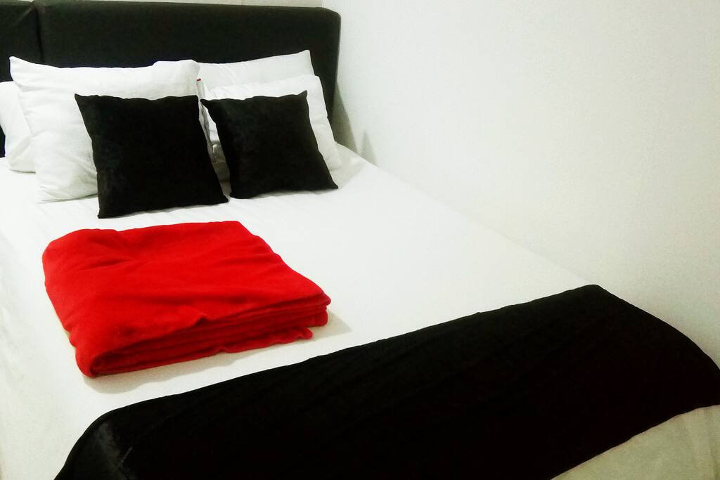 Tendidos de color negro con una cobija adicional roja