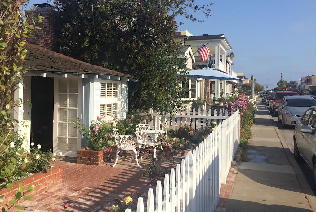 Cottage is just a short 1-2 minute stroll to the island beach on the harbor.