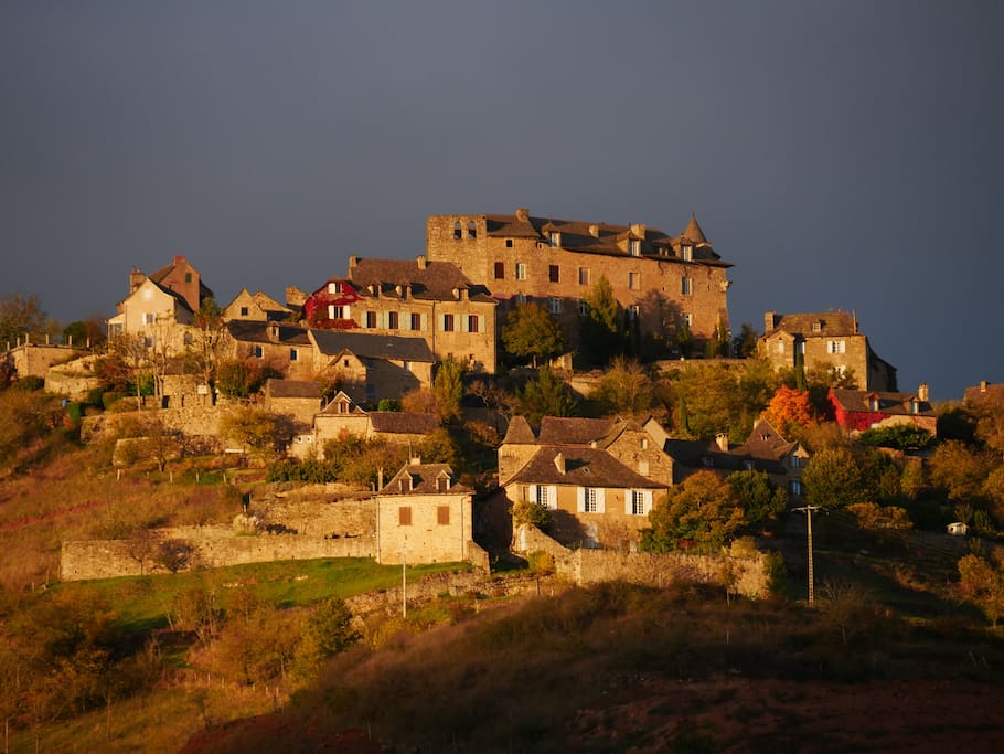 Le village de Panat sur son piton par un beau soir d’automne !