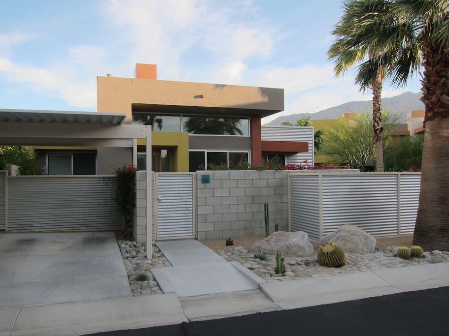 Views of the San Jacinto Mountains... with a carport for one car