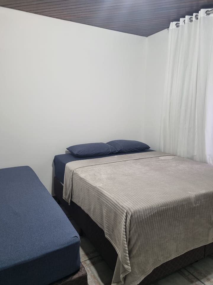 ダブルベッド1台、シングルボックスベッド1台 