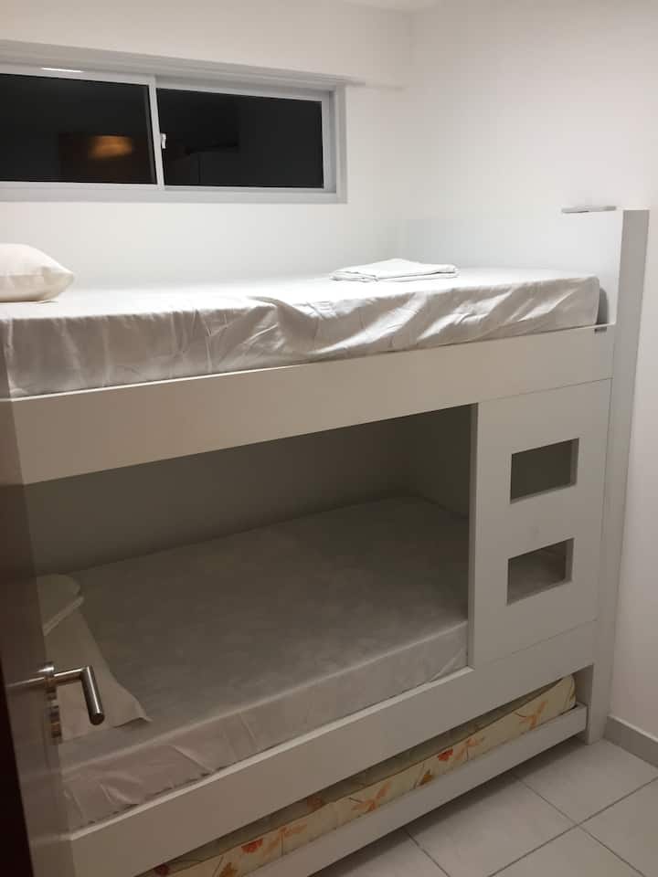 เตียงสองชั้นในห้องนอนที่ 2 พร้อมเตียงเลื่อน 